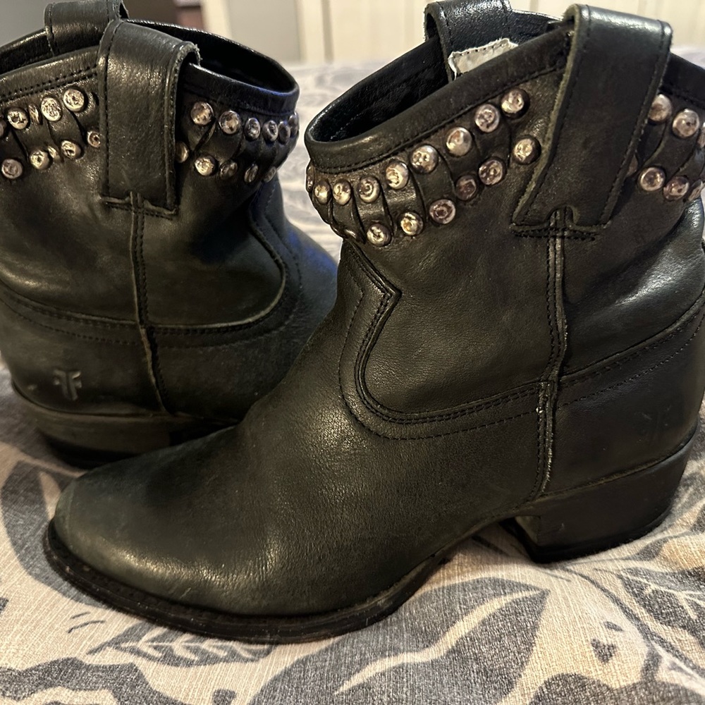 FRYE 🖤 Diana Cut low black leather boots with studs Size 6